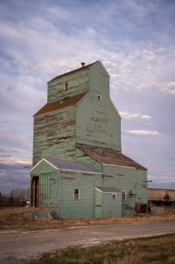 Brant, Alberta - 7 Mayıs 2021 Brant 'in eski Alberta Buğday Havuzu tahıl asansörü.