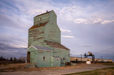 Brant, Alberta - 7 Mayıs 2021 Brant 'in eski Alberta Buğday Havuzu tahıl asansörü.