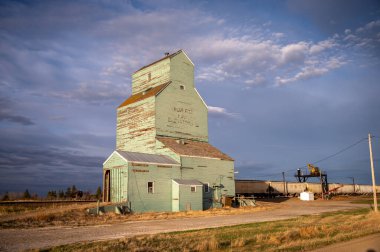 Brant, Alberta - 7 Mayıs 2021 Brant 'in eski Alberta Buğday Havuzu tahıl asansörü.