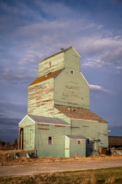 Brant, Alberta - 7 Mayıs 2021 Brant 'in eski Alberta Buğday Havuzu tahıl asansörü.