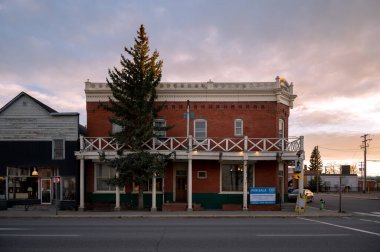 Nanton, Alberta - 7 Mayıs 2021: Tarihi Nanton kasabasındaki tarihi binalar cephesi.