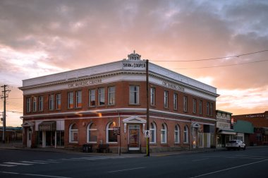 Nanton, Alberta - 7 Mayıs 2021: Tarihi Nanton kasabasındaki tarihi binalar cephesi.