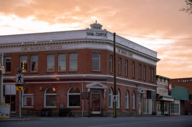 Nanton, Alberta - 7 Mayıs 2021: Tarihi Nanton kasabasındaki tarihi binalar cephesi.