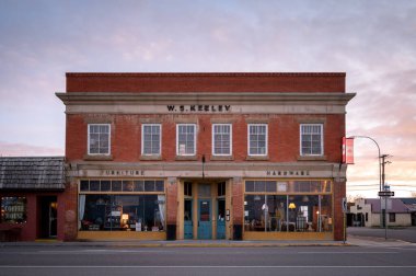 Nanton, Alberta - 7 Mayıs 2021: Tarihi Nanton kasabasındaki tarihi binalar cephesi.