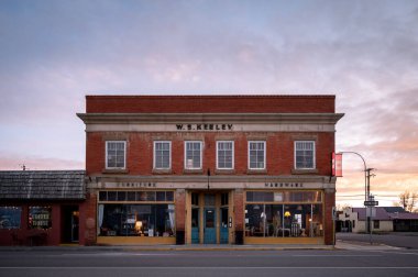 Nanton, Alberta - 7 Mayıs 2021: Tarihi Nanton kasabasındaki tarihi binalar cephesi.