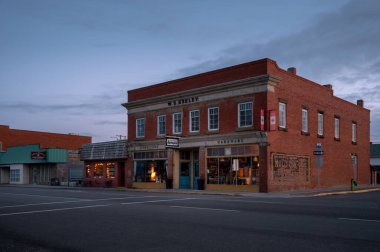 Nanton, Alberta - 7 Mayıs 2021: Tarihi Nanton kasabasındaki tarihi binalar cephesi.