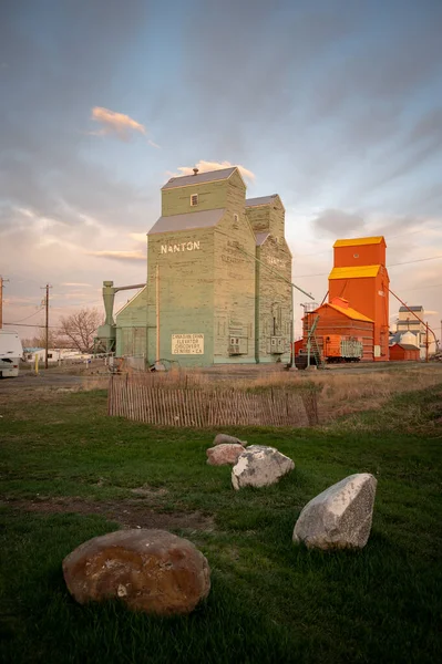 アルバータ州ナント 2021年5月7日 アルバータ州ナントのエレベーターの列 これらの穀物エレベーターは遺産の建物として保存されています — ストック写真
