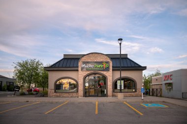 Calgary, Alberta - 30 Mayıs 2021 Calgary, Alberta 'da Mucho Burrito restoranının dış cephesi.