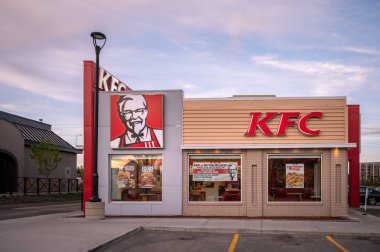Calgary, Alberta - 30 Mayıs 2021: Calgary, Alberta 'da bir KFC restoranının dış cephesi.