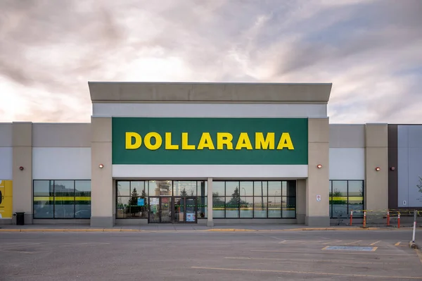 Calgary Alberta Maio 2021 Fachada Exterior Uma Loja Dollarama Calgary — Fotografia de Stock