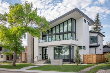 Calgary, Kanada 'da güneşli bir günde lüks bir ev..