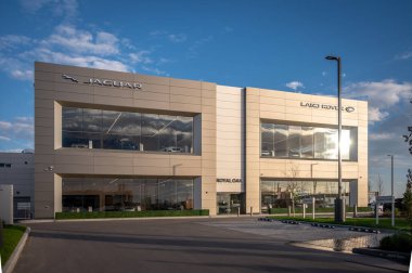 Calgary, Alberta - 3 Haziran 2021: Calgary, Alberta 'da Jaguar ve Land Rover bayiliği.