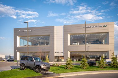 Calgary, Alberta - 3 Haziran 2021: Calgary, Alberta 'da Jaguar ve Land Rover bayiliği.