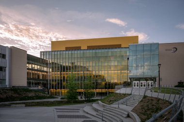 Calgary, Alberta - 3 Haziran 2021: Calgary Üniversitesi Schulich Mühendislik Fakültesi 'nin dış mimarı.