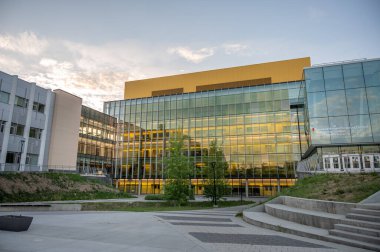 Calgary, Alberta - 3 Haziran 2021: Calgary Üniversitesi Schulich Mühendislik Fakültesi 'nin dış mimarı.
