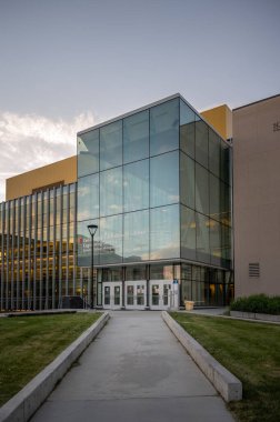 Calgary, Alberta - 3 Haziran 2021: Calgary Üniversitesi Schulich Mühendislik Fakültesi 'nin dış mimarı.