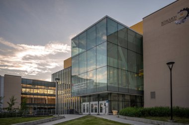 Calgary, Alberta - 3 Haziran 2021: Calgary Üniversitesi Schulich Mühendislik Fakültesi 'nin dış mimarı.