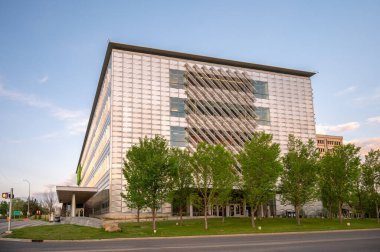 Calgary, Alberta - 3 Haziran 2021: Calgary Üniversitesi Enerji, Çevre ve Deneysel Öğrenme Merkezi. Bina yeni bir yüksek teknoloji tesisi..