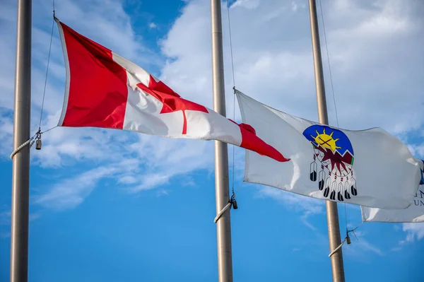 下半旗悬挂加拿大国旗和条约7旗帜 — 图库照片