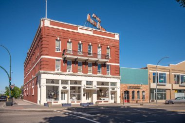 Lethbridge, Alberta - 13 Haziran 2021: Lethbridge şehir merkezindeki eski Alec Arms Oteli.