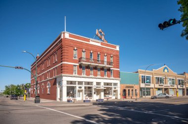 Lethbridge, Alberta - 13 Haziran 2021: Lethbridge şehir merkezindeki eski Alec Arms Oteli.