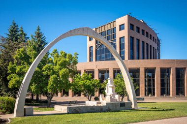 Lethbridge, Alberta - 13 Haziran 2021: Sıcak bir yaz gününde Lethbridge Belediye Binası.