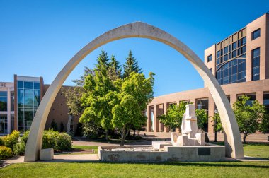 Lethbridge, Alberta - 13 Haziran 2021: Sıcak bir yaz gününde Lethbridge Belediye Binası.