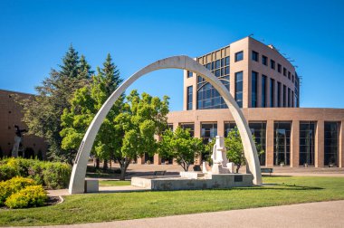 Lethbridge, Alberta - 13 Haziran 2021: Sıcak bir yaz gününde Lethbridge Belediye Binası.