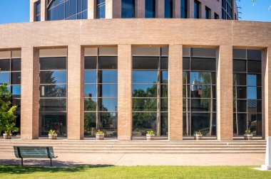 Lethbridge, Alberta - 13 Haziran 2021: Sıcak bir yaz gününde Lethbridge Belediye Binası.