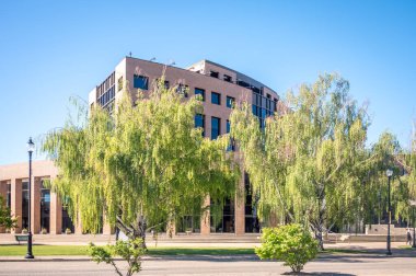 Lethbridge, Alberta - 13 Haziran 2021: Sıcak bir yaz gününde Lethbridge Belediye Binası.