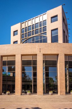 Lethbridge, Alberta - 13 Haziran 2021: Sıcak bir yaz gününde Lethbridge Belediye Binası.