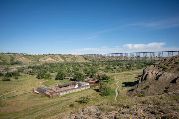 Lethbridge Fort Whoop Sommaren Med Järnväg Viadukt Bakgrunden — Stockfoto