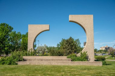 Lethbridge, Alberta - 13 Haziran 2021: Lethbridge Üniversitesi 'ndeki binaların cephesi.