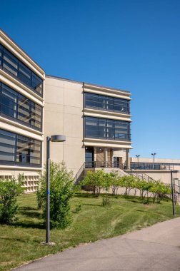 Lethbridge, Alberta - 13 Haziran 2021: Lethbridge Üniversitesi 'ndeki binaların cephesi.