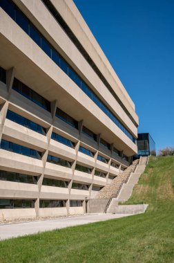 Lethbridge, Alberta - 13 Haziran 2021: Lethbridge Üniversitesi 'ndeki binaların cephesi.