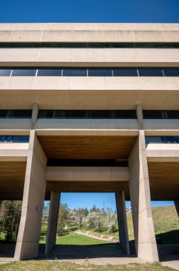 Lethbridge, Alberta - 13 Haziran 2021: Lethbridge Üniversitesi 'ndeki binaların cephesi.