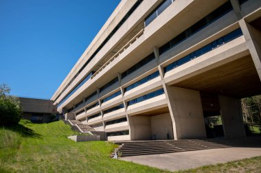 Lethbridge, Alberta - 13 Haziran 2021: Lethbridge Üniversitesi 'ndeki binaların cephesi.