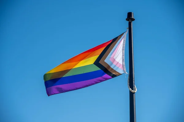 Progresso Bandeira Orgulho Contra Céu Azul Bandeira Orgulho Cores Bandeira — Fotografia de Stock