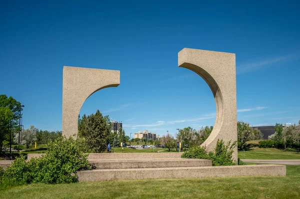 Lethbridge, Alberta - 13 Haziran 2021: Lethbridge Üniversitesi 'ndeki binaların cephesi.