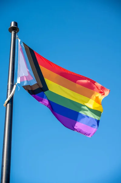 Progresso Bandeira Orgulho Contra Céu Azul Bandeira Orgulho Cores Bandeira — Fotografia de Stock