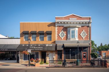 Medicine Hat, Alberta - 11 Temmuz 2021: Medicine Hat, Alberta 'nın tarihi şehir merkezindeki mağazalar