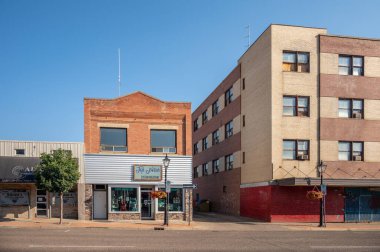 Medicine Hat, Alberta - 11 Temmuz 2021: Medicine Hat, Alberta 'nın tarihi şehir merkezindeki mağazalar
