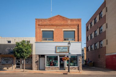 Medicine Hat, Alberta - 11 Temmuz 2021: Medicine Hat, Alberta 'nın tarihi şehir merkezindeki mağazalar
