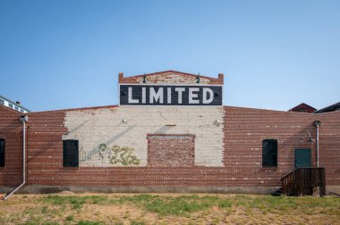 Medicine Hat, Alberta - 11 Temmuz 2021: Tarihi Madalya Çömlek Fabrikası yenilendi ve 19. yüzyılın yerel çömlekçiliğini kutlayan bir müze ve ulusal tarihi alana dönüştürüldü.