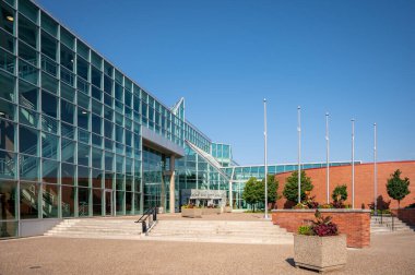 Medicine Hat, Alberta - 11 Temmuz 2021: Sıcak bir yaz gününde Belediye Binasının dış cephesi.