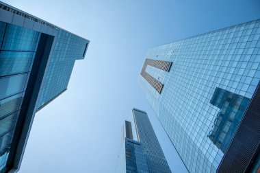 Edmonton, Alberta - 30 Temmuz 2021: Edmonton 'un şehir merkezindeki ofis binalarına bakıyorum.
