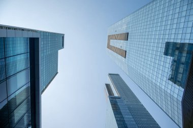 Edmonton, Alberta - 30 Temmuz 2021: Edmonton 'un şehir merkezindeki ofis binalarına bakıyorum.