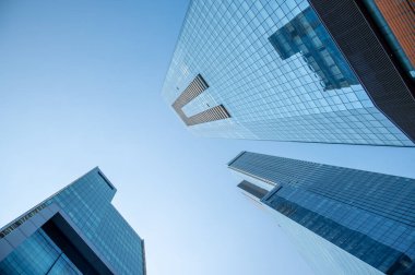 Edmonton, Alberta - 30 Temmuz 2021: Edmonton 'un şehir merkezindeki ofis binalarına bakıyorum.
