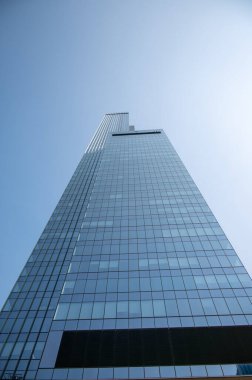 Edmonton, Alberta - 30 Temmuz 2021: Edmonton 'un şehir merkezindeki ofis binalarına bakıyorum.