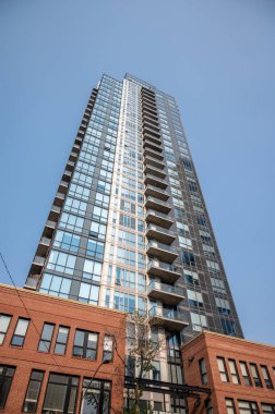 Edmonton şehir merkezindeki bir apartmanın görüntüsüne bakıyorum..